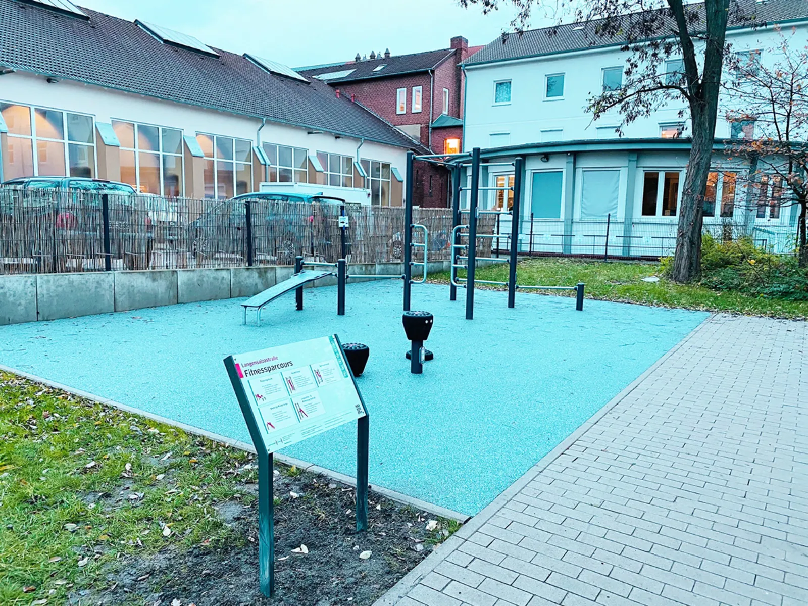 Ein kleiner Platz mit Sportgeräten.